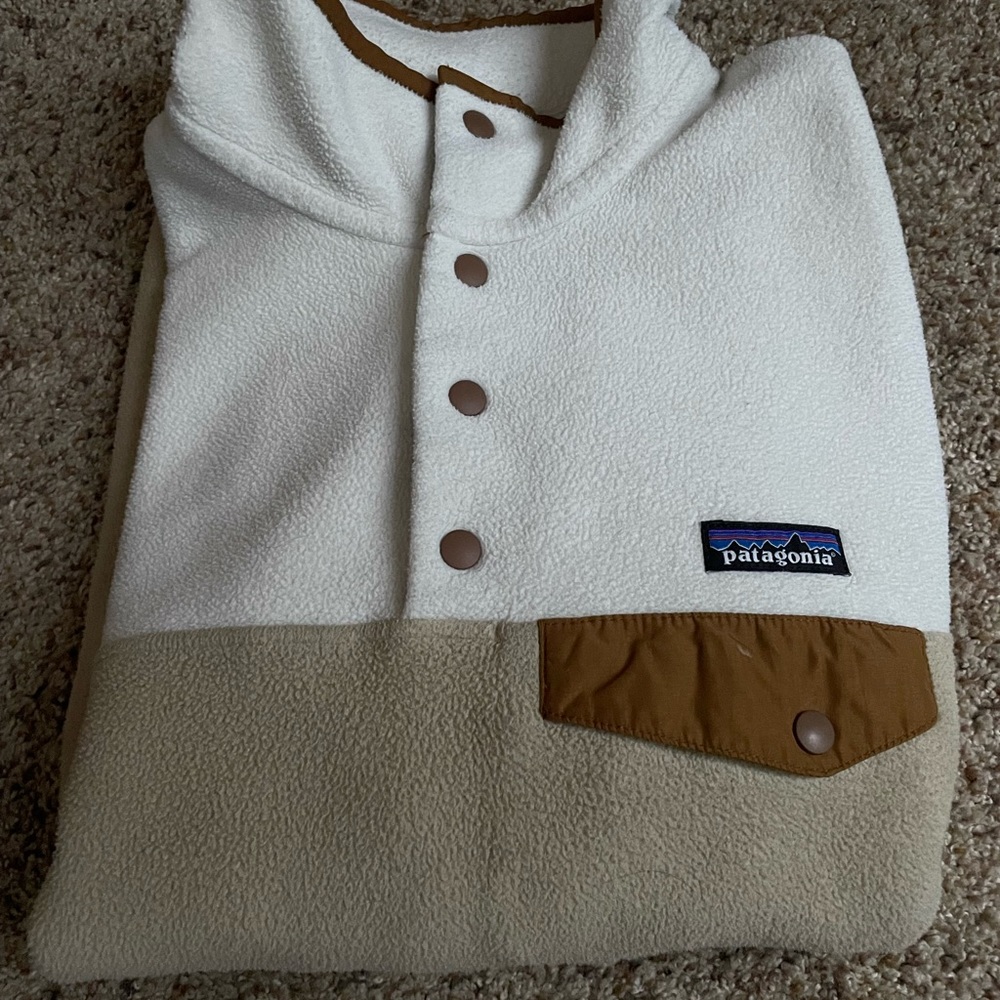 lightly used patagonia synchilla fleece (tan and white)